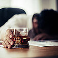 Alkohol, Pillen und Co: Mit Suchtproblemen im Betrieb umgehen