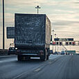 Unfallrisiko: Eisplatten auf LKW-Dächern 